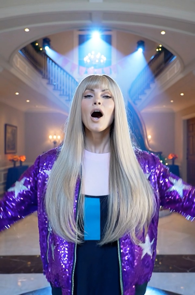 ハンナモンタナ ウィッグ　Hannah Montana POP STAR WIG Amazon.com: Enigma Costume Wigs Pop Star Wig – Blonde with Streaks